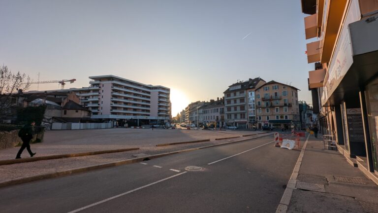 Photo montrant la vue avec le terrain vague de l'ilot Jules Mercier