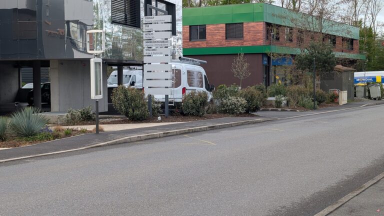 Potelet d'arrêt de bus situé à la rue de l'Europe à Thonon-les-Bains, le marquage jaune en zebra est effacé par le passage des bus qui ne s'y sont jamais arrêté