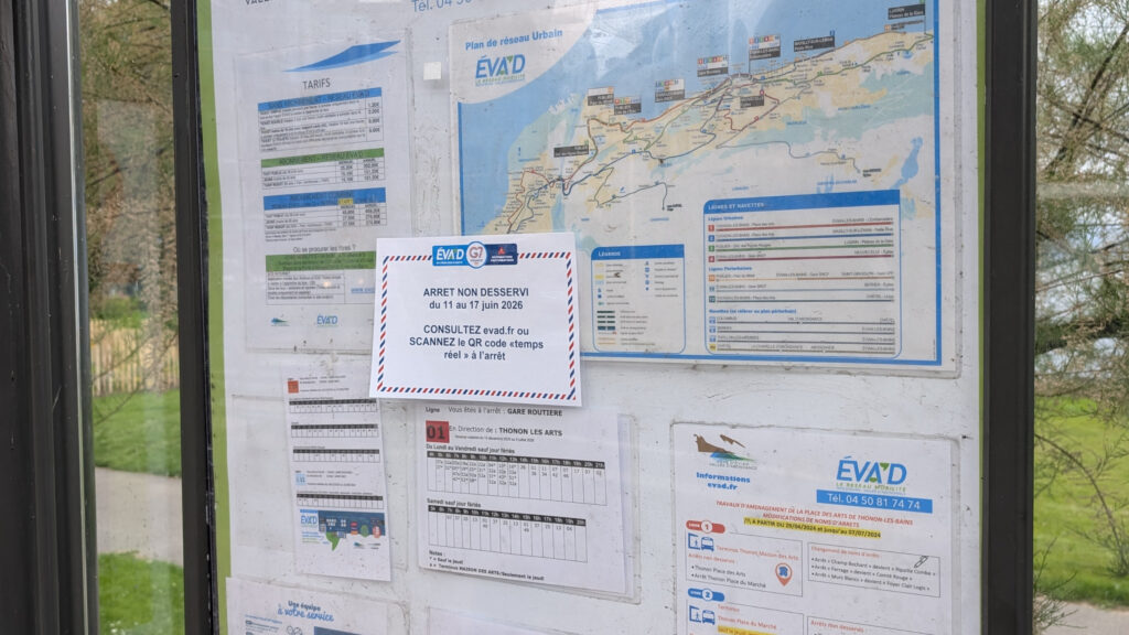 Affichette "Arrêt non desservi du 11 au 17 juin 2026" apposée sur un panneau d'arrêt du réseau Éva'D